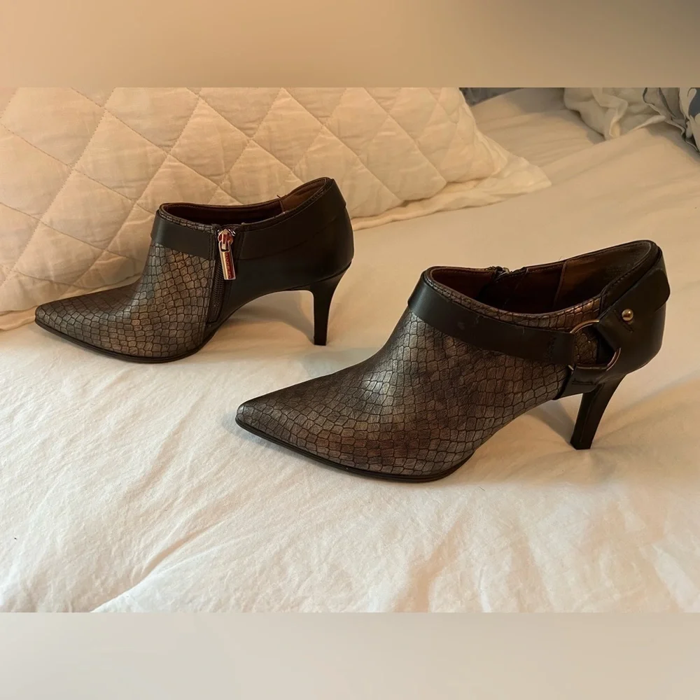 Bandolino Leather Heeled Bootie Brown  Animal Skin Pattern Gold Hardware Sz 8.5M - Picture 4 of 11